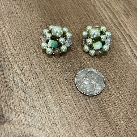 Vintage Faux Pearl Mint Green Beaded Gold Tone Clip On Cluster Earrings OS - Picture 2 of 5